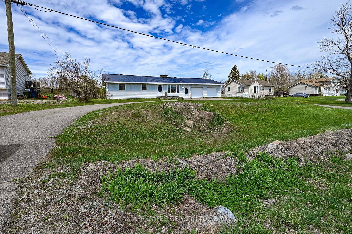 Country Comfort Just Minutes from Town The Best of Both Worlds !