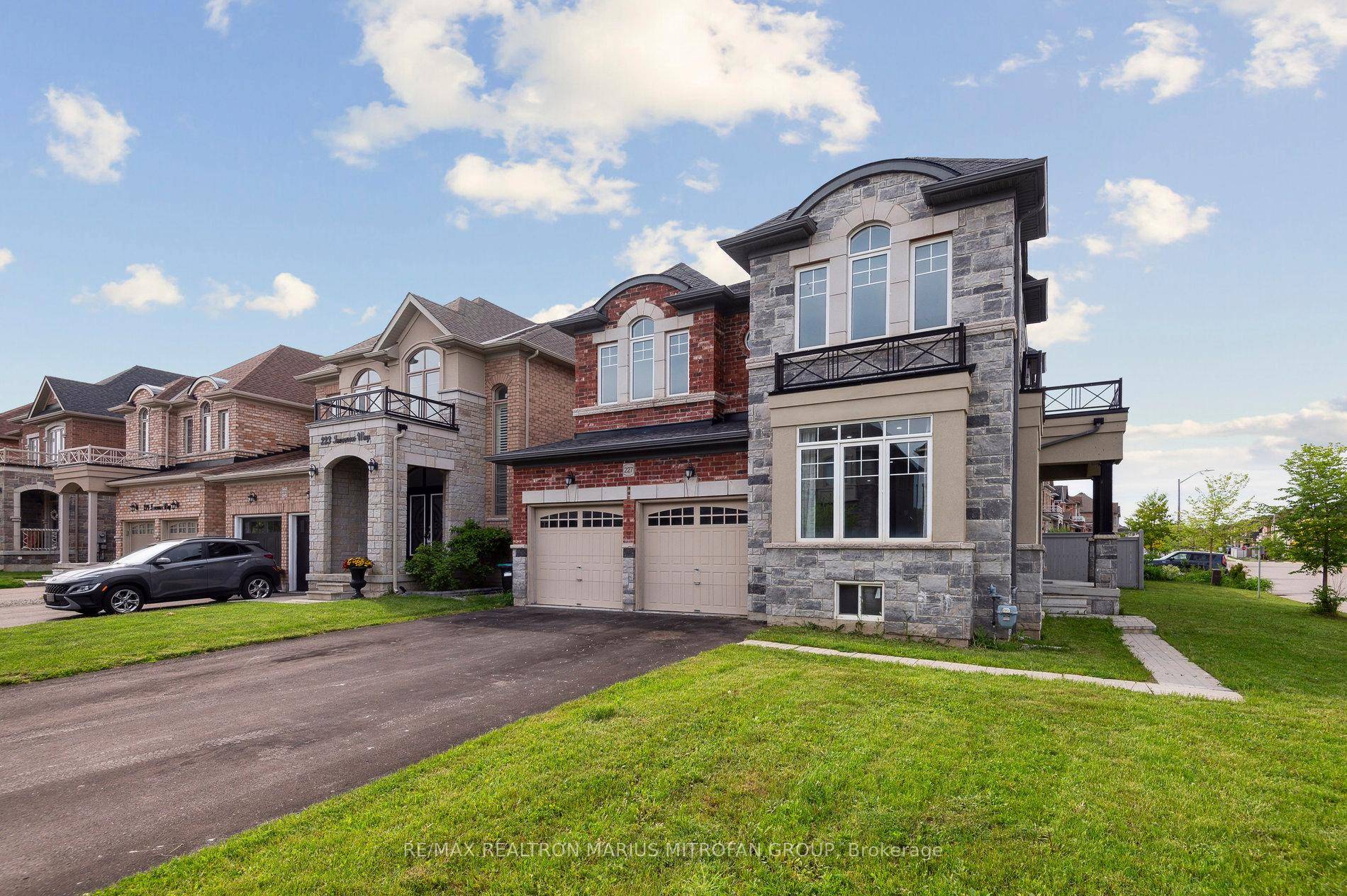 Attention Oversized Corner Lot !