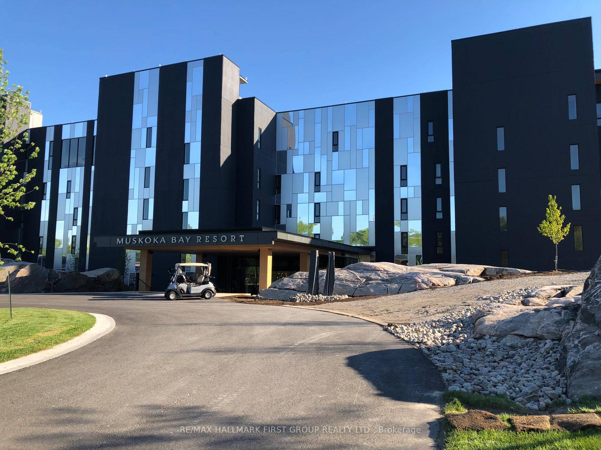 This stunning 1 bedroom, 1 bathroom condo at Muskoka Bay Resort offers the perfect blend of luxury, convenience, and natural beauty, making it an ideal retreat or investment property.