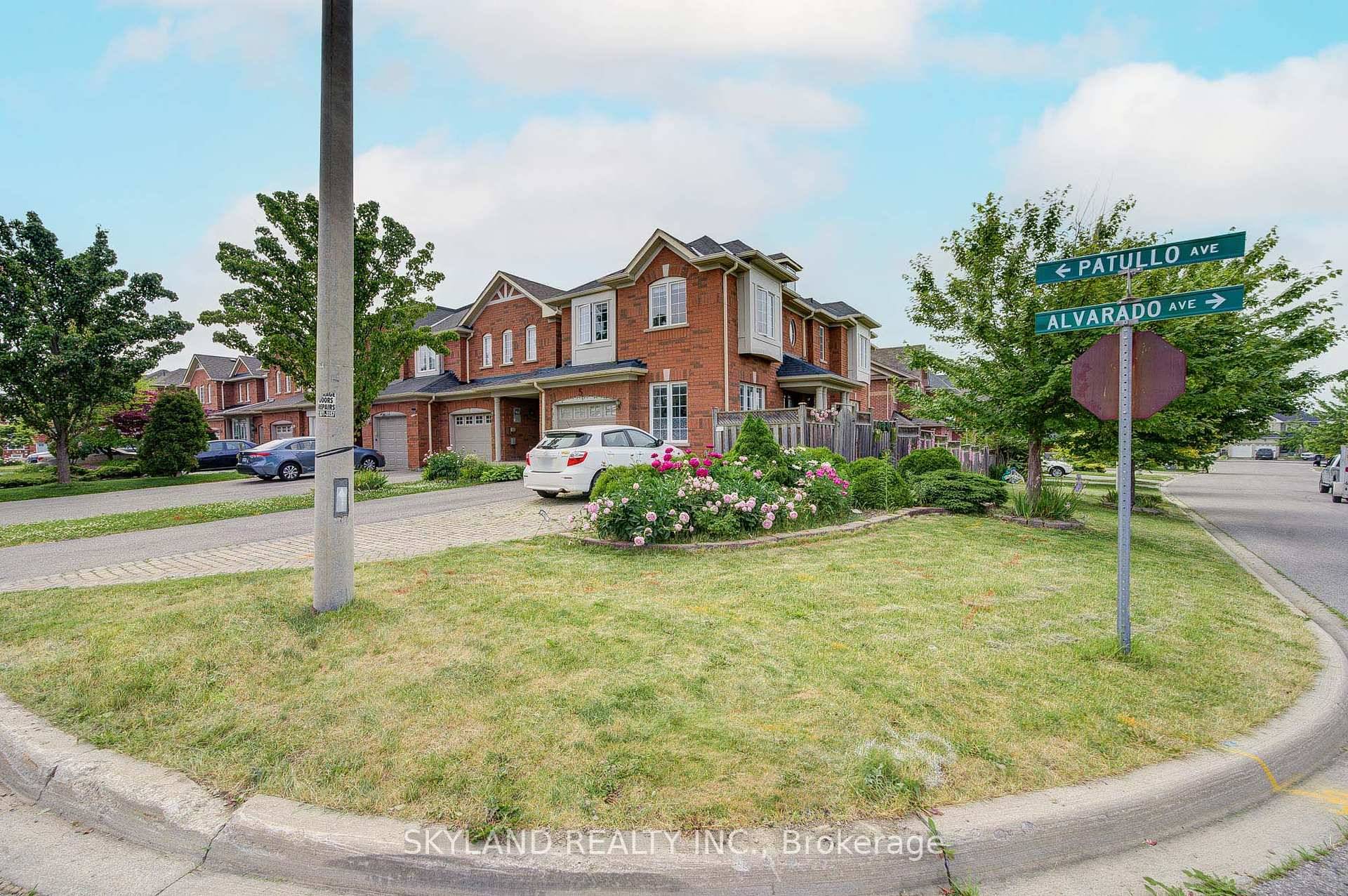 Bright amp ; Spacious End Unit Townhome Feels Like a Semi !
