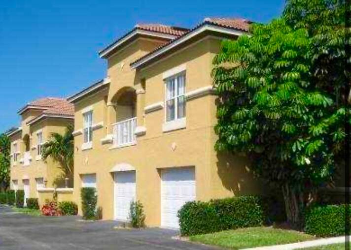 RARELY AVAILABLE 2 2 CONDO WITH NO UNITS ABOVE YOU, BELOW YOU OR BESIDE YOU !
