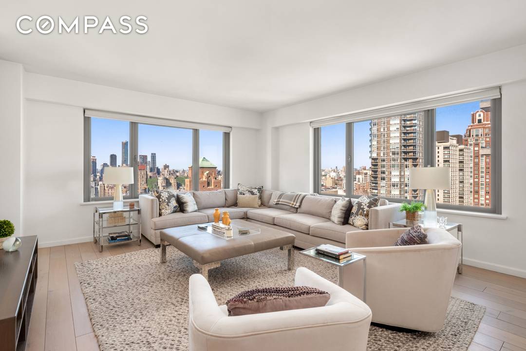 This high floor split two bedroom, two and a half bathroom corner condominium residence is located in the iconic mid century red brick highrise at 200 East 62nd Street.