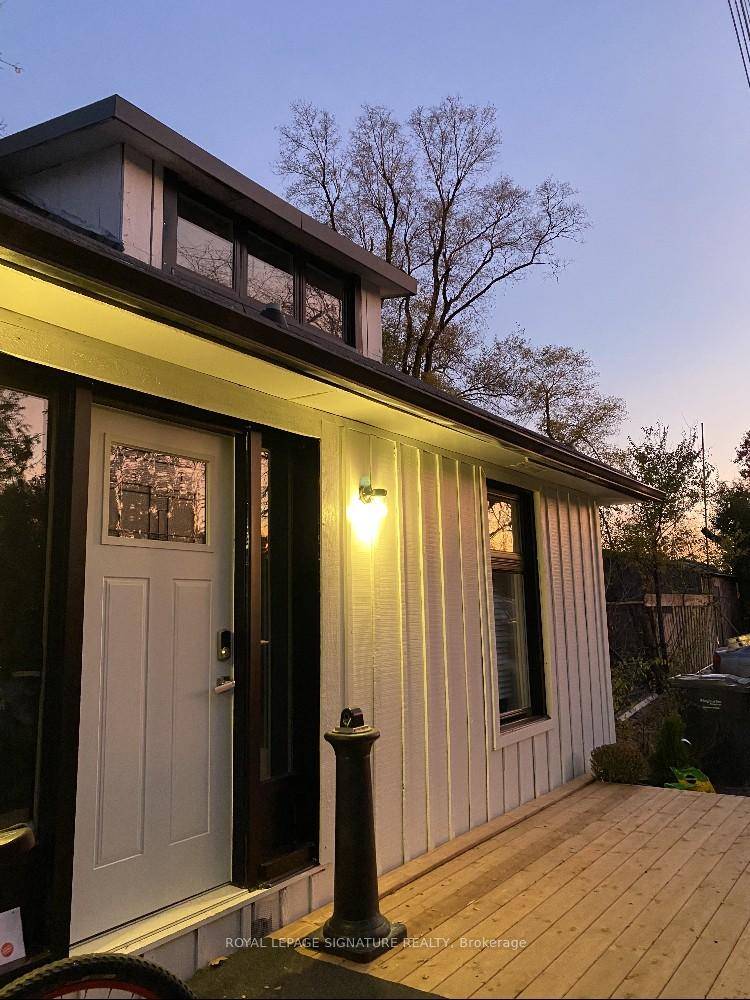 Welcome home ! This charming recently updated 1.