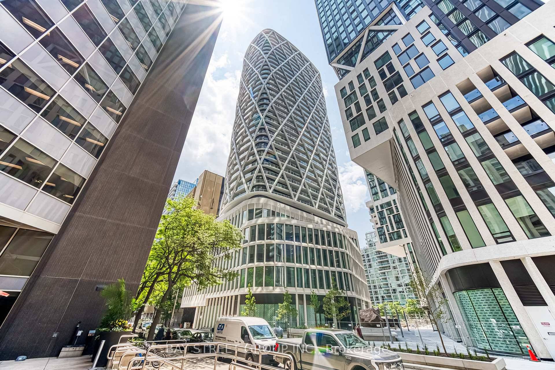 Luxury South Facing Unit at Artists Alley Breathtaking CN Tower amp ; Lake ViewsSun filled 3 bed, 2 bath corner suite on the 35th floor of the iconic Artists Alley ...