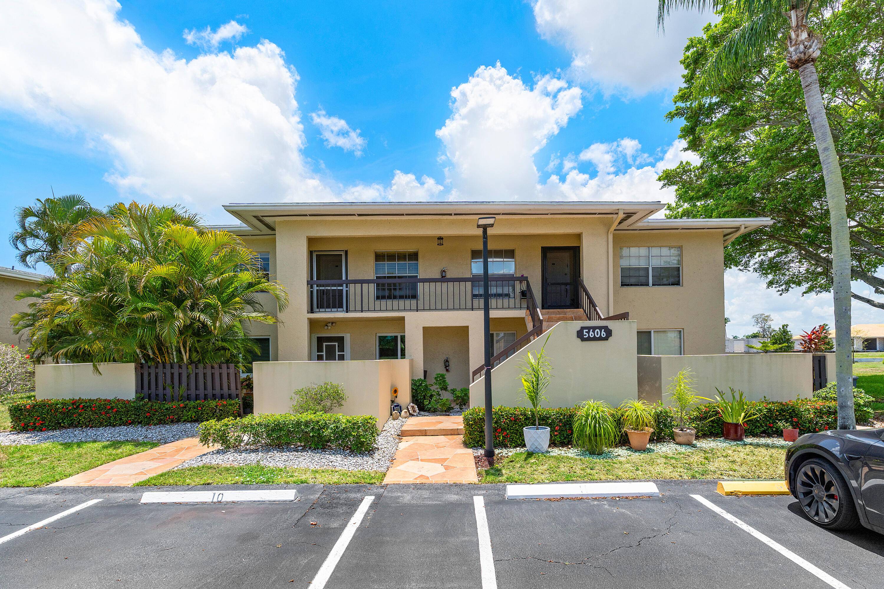 Welcome to this bright and airy 2 bedroom, 2 bath condo in the sought after active adult community of Palm Greens.