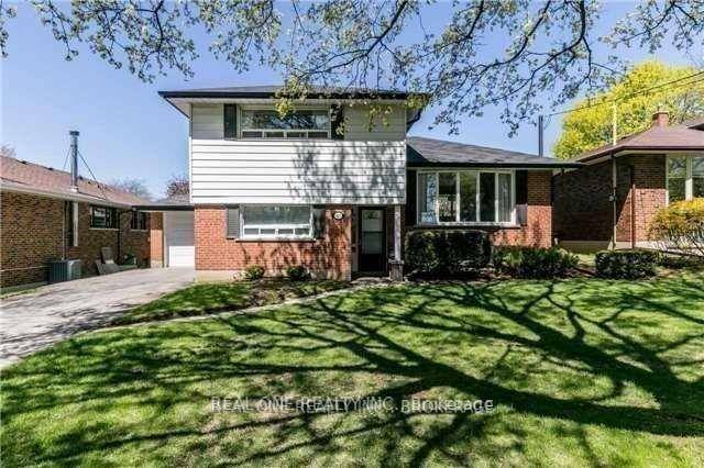 Side Split 4 bedroom Home On A Quiet Street in Parkwoods Village.