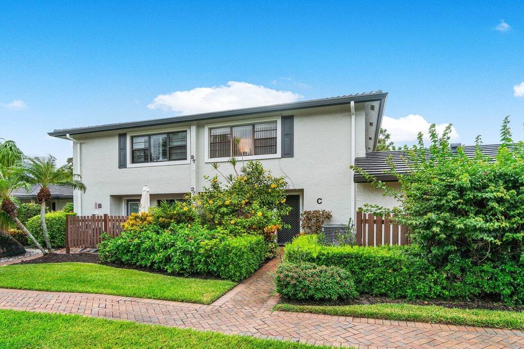 Live the country club lifestyle in this furnished townhouse rental at Hunters Run Country Club.