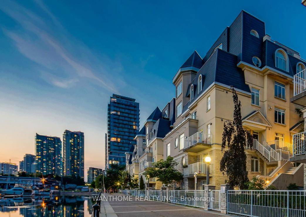 Amazing Marina, Cn Tower amp ; City Skyline Views From This Beautiful 1520 Sqft, 3 Bed, 3 Bath, 2 Parking Spaces, 1 Locker Townhouse.