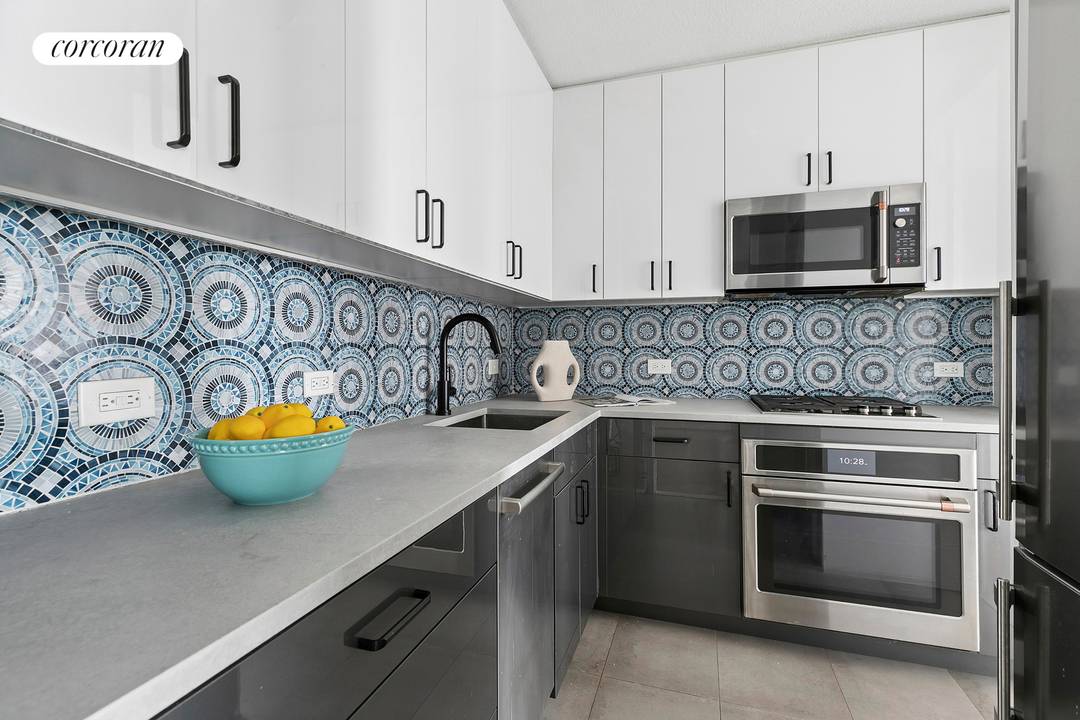 TURN KEY RENOVATED, HIGH FLOOR 2 BED, 1.