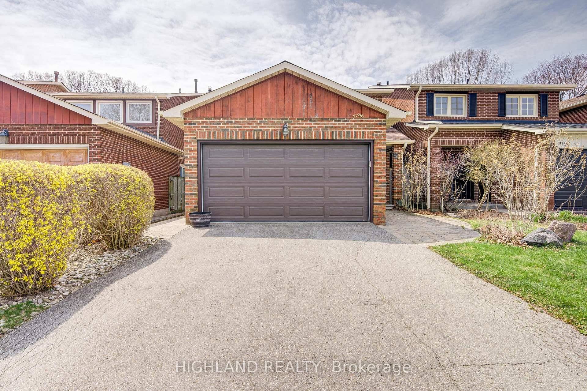 Turnkey Home in Family Friendly Erin Mills Crescent !