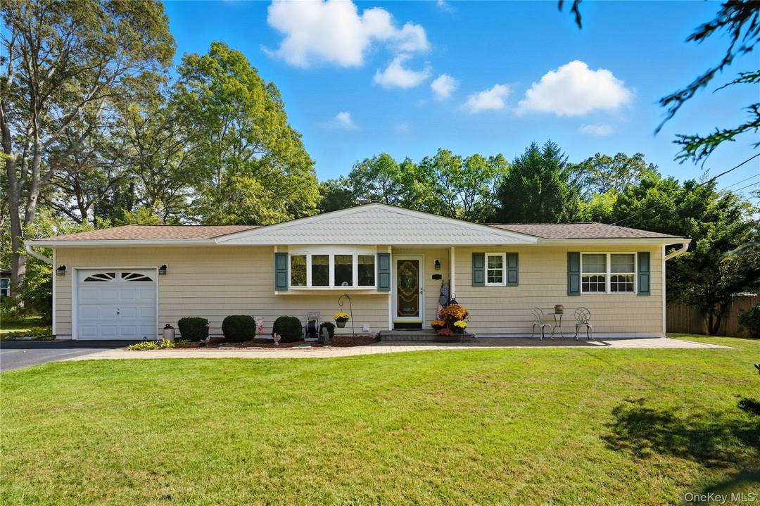Welcome to this classic ranch style gem in the heart of Manorville with 1, 024 sq.