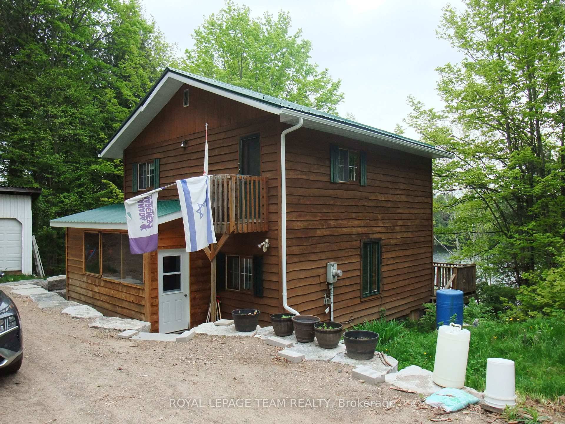 Here's your retreat on the mighty Madawaska River !
