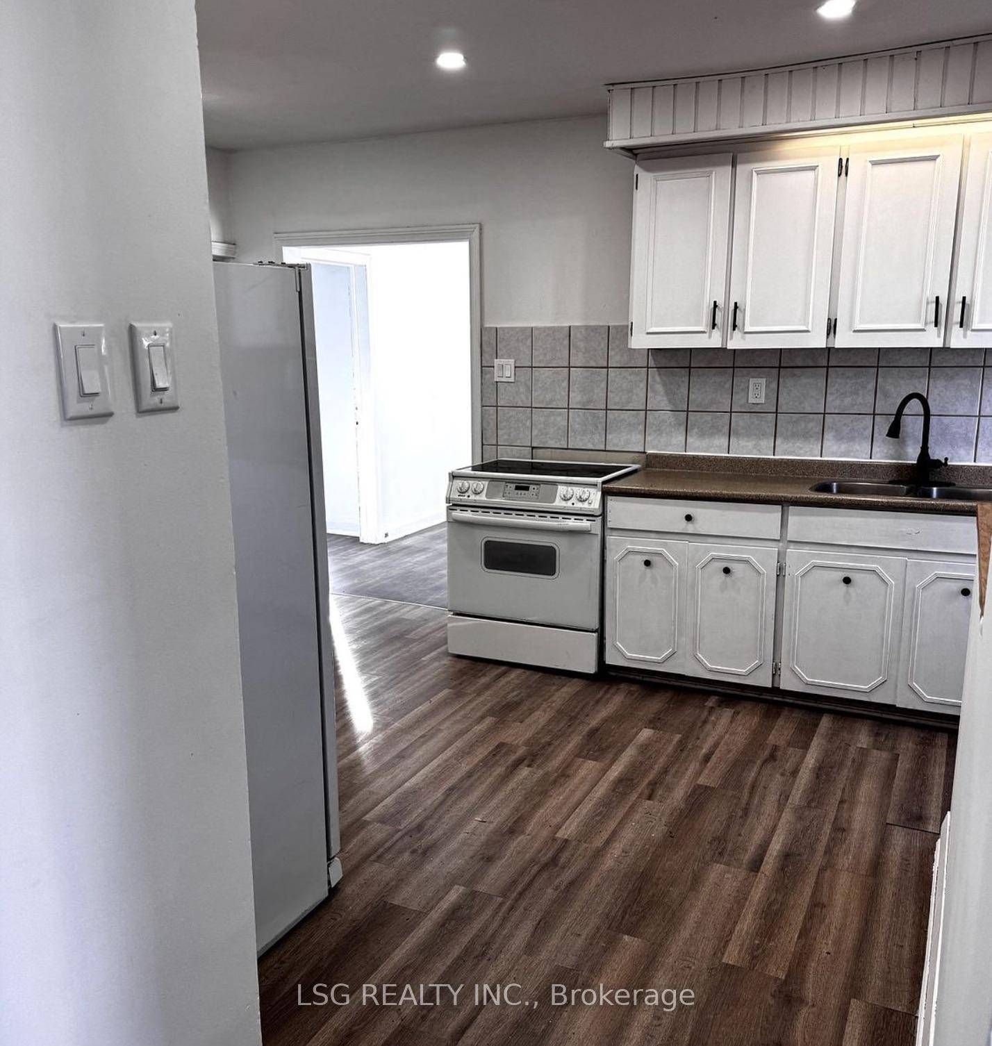 This is a newly renovated 3 bedroom plus 1 den unit which has space almost 2000 sqft with big backyard which provide a good amount ofspace for living.