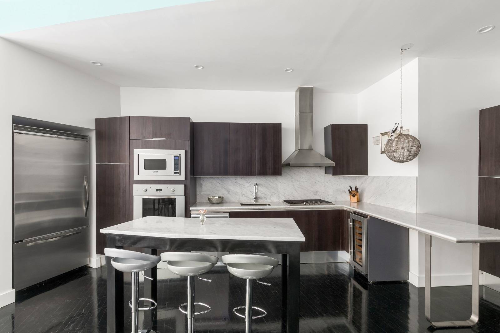Spectacular ceiling height, huge windows allow phenomenal southern light to radiate through this mint condition full floor condo loft with a private terrace !