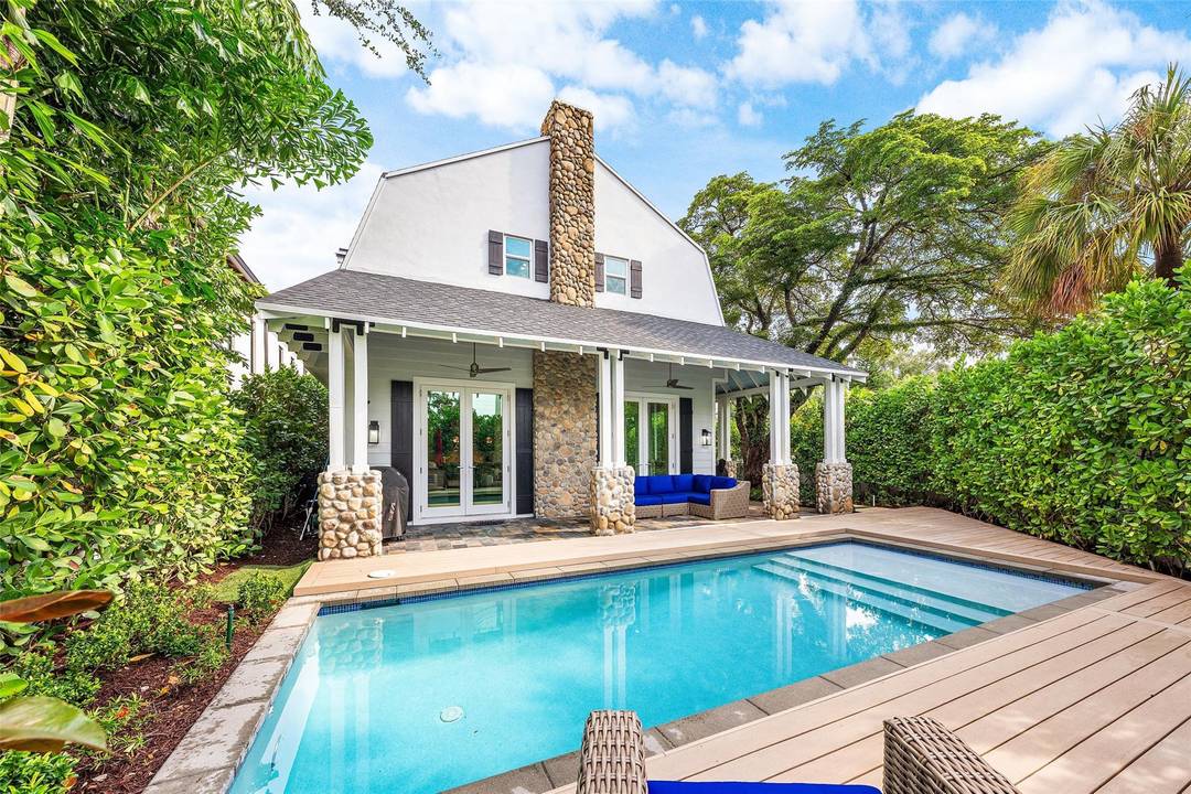 Welcome to Colee s Corner an award winning masterpiece in the heart of Colee Hammock.