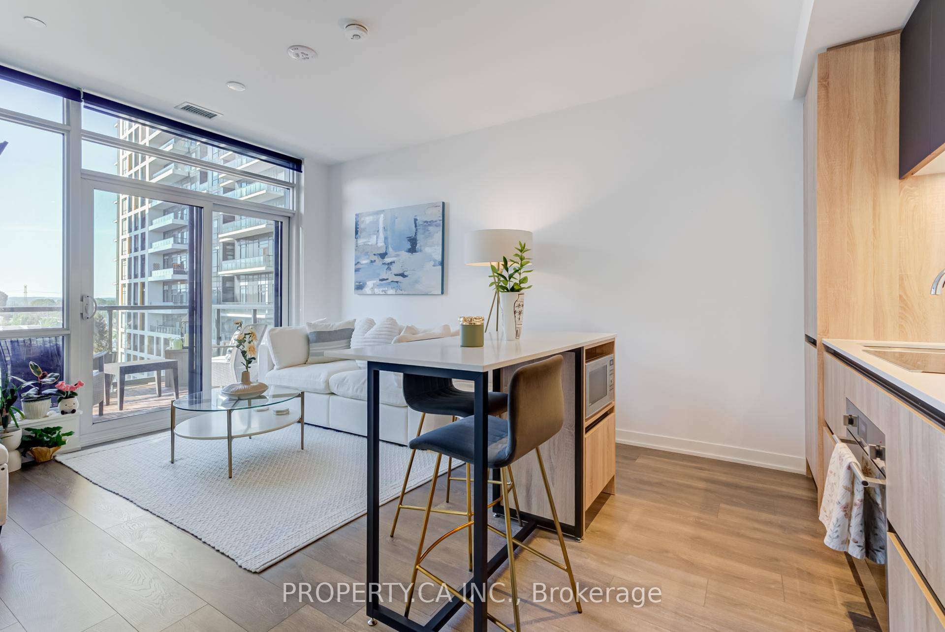 Welcome to 624 7950 Bathurst St, a beautifully designed suite in a 3.