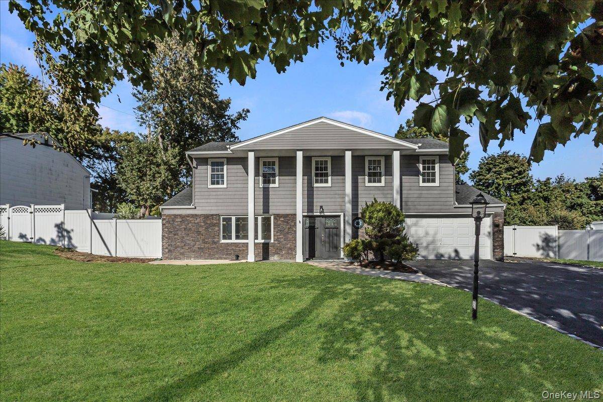 Welcome to this beautiful, recently renovated Splanch located in the heart of Smithtown !