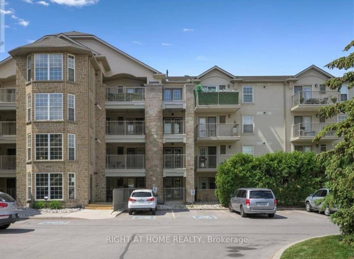 Welcome to elegant and beautiful Ground Level with approximately 900 plus sq ft 1 Bedroom Den condo in the heart of prestigious Glen Abbey community.
