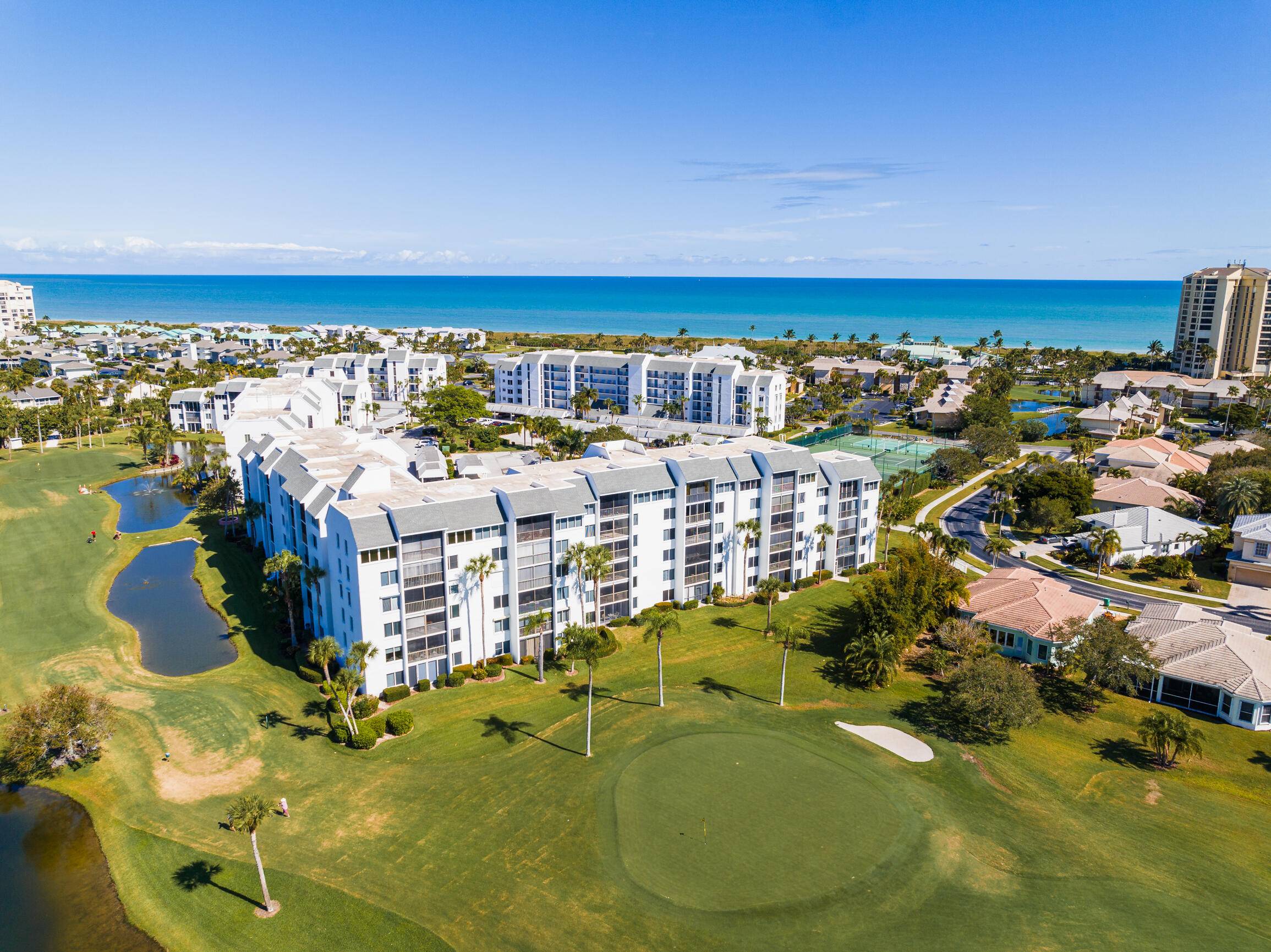Florida Paradise ! ! 2 2 unit on the top floor, split floor plan, in unit laundry, storage room and dreamy sunset views.
