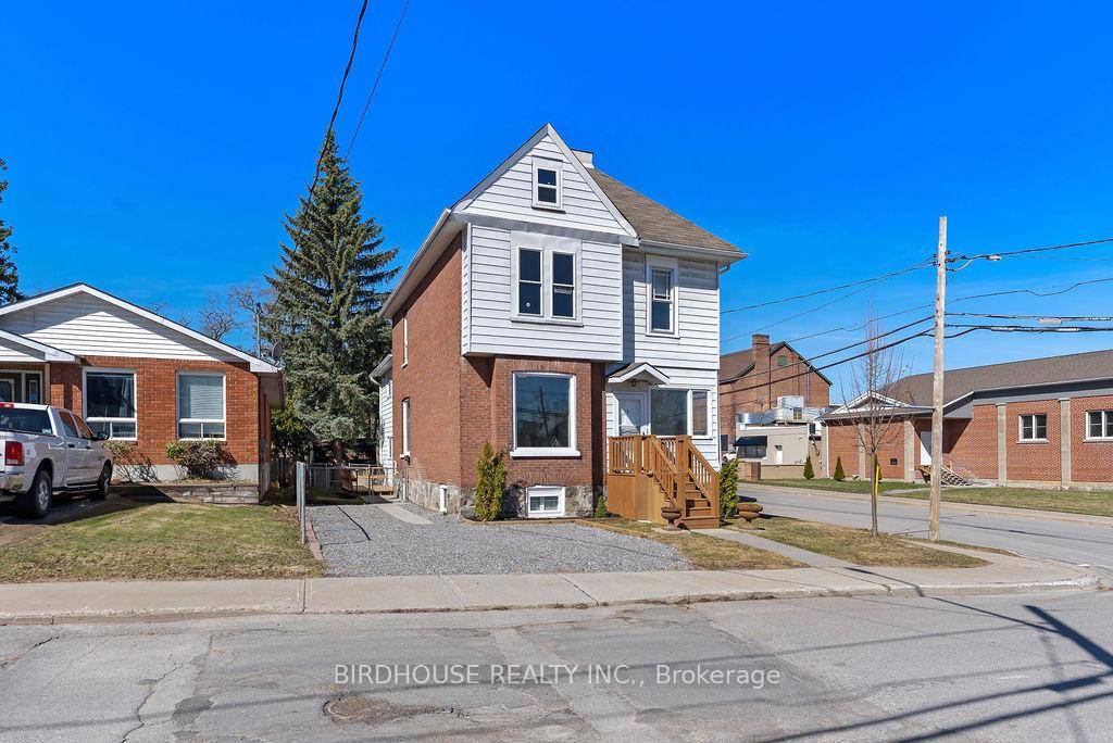 Opportunity knocks with this centrally located duplex.
