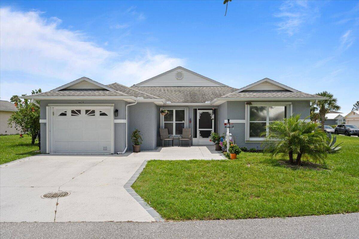 Sparkling 2bed 2bath CBS on a large corner lot w mini yard.