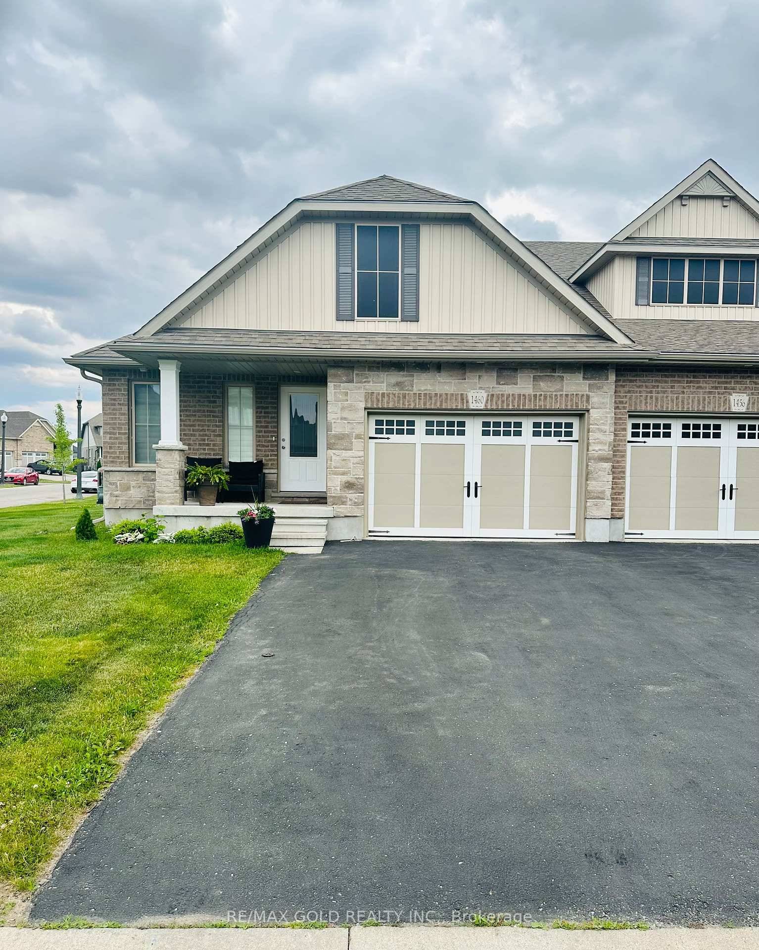 Welcome to 1460 Dunkirk Ave, Located in The Great Neighborhood of Woodstock City !