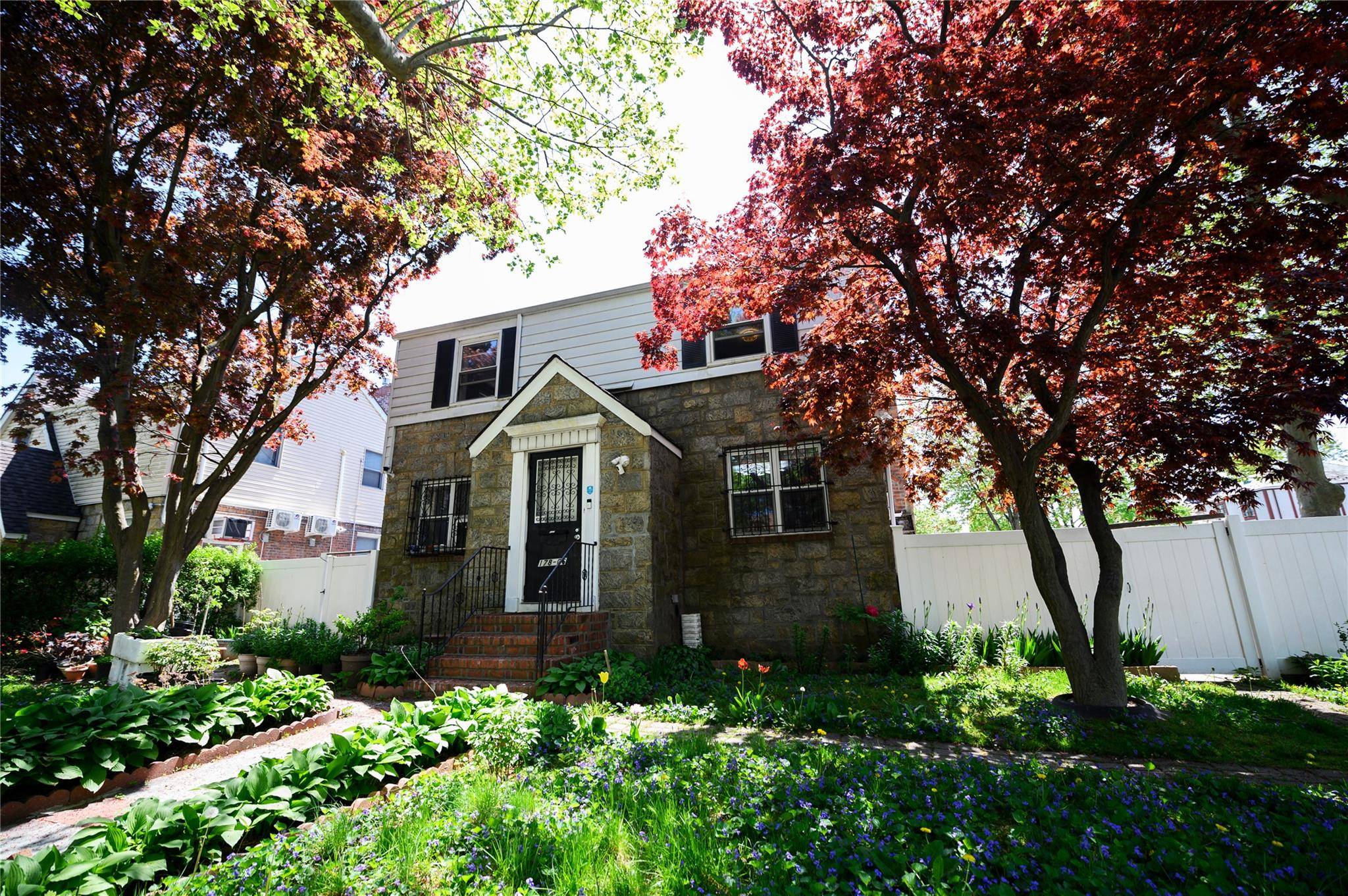 Discover this remarkable single family home featuring 7 bedrooms and 4.