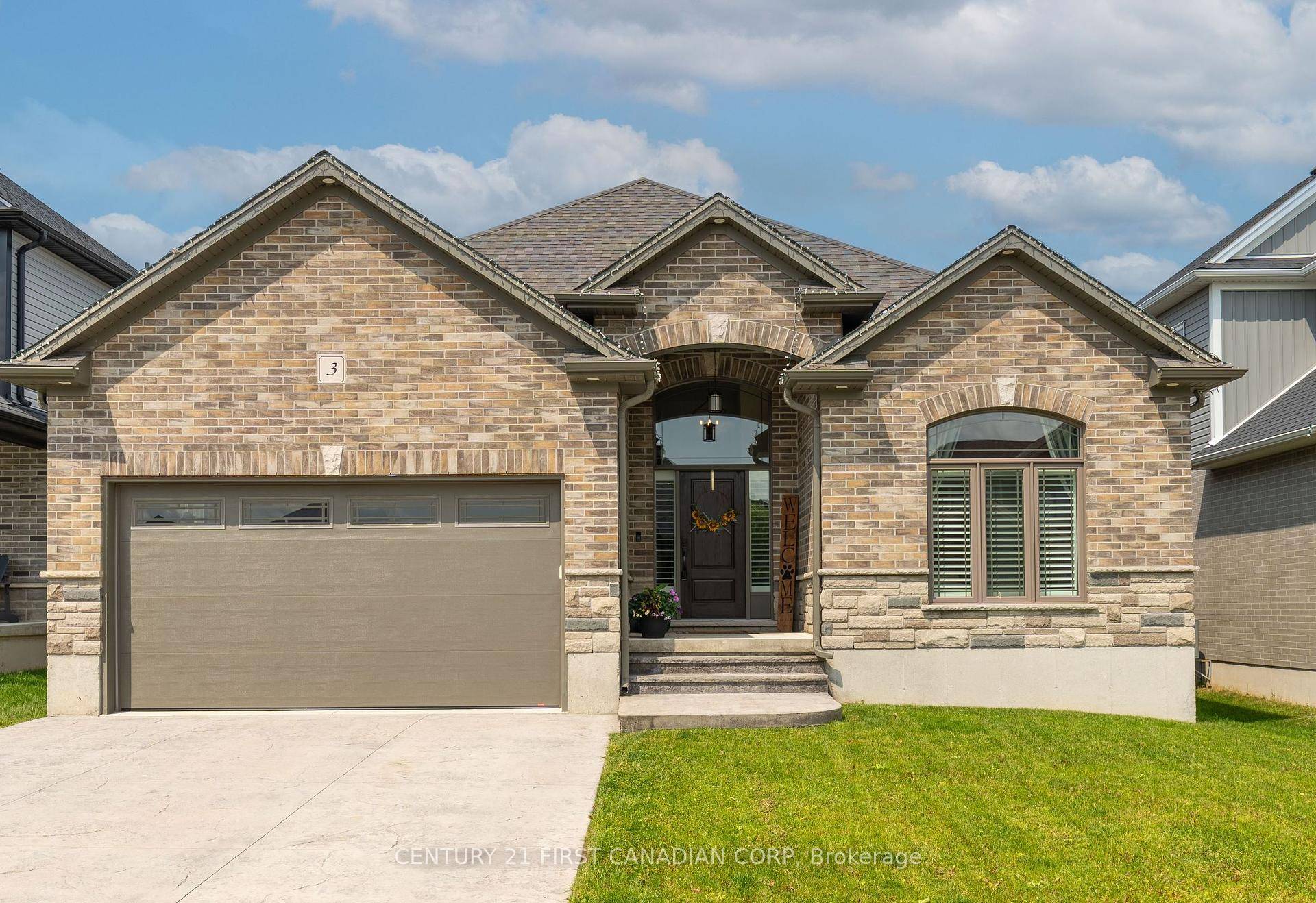 Welcome to 3 Hardy Court, a former model home located on a premier street in Lucan's sought after Ridge Crossing neighbourhood.