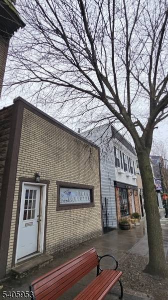 This one story retail building offers approximately 1, 250 sq ft of flexible commercial space in a vibrant mixed residential commercial neighborhood.