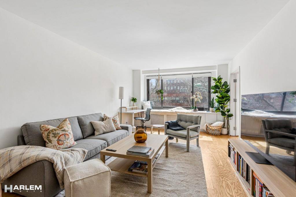 Spacious, Sun Filled One Bedroom Home Office in the Heart of Clinton Hill, 10 minute walk to Fort Greene ParkThis bright and airy home features an open concept kitchen with ...