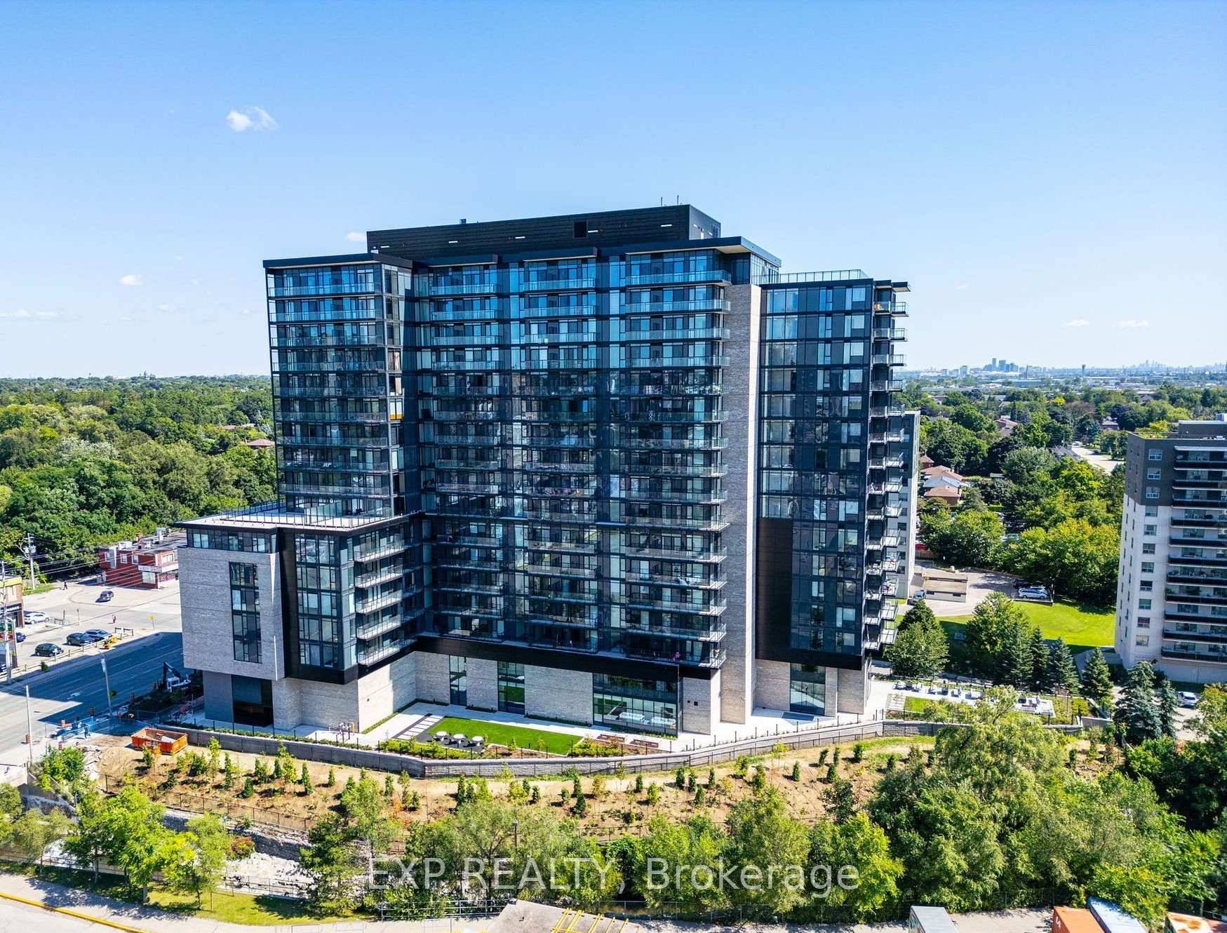 Stunning 1 Bedroom 1 Den, 2 Full Bathroom Condo in the Heart of Mississauga !