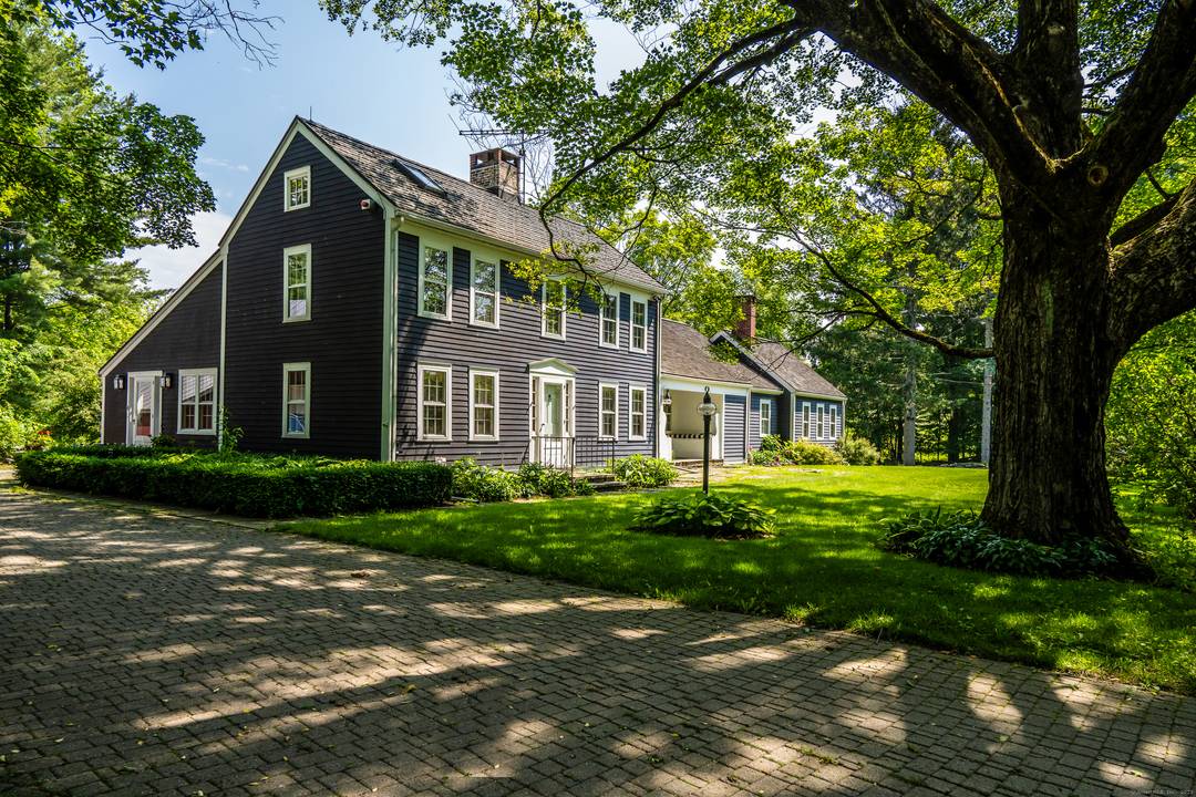 Lovingly named Nid D'Alcyon, French for Kingfisher Nest, by the current owner, this truly enchanting home is rich in history.