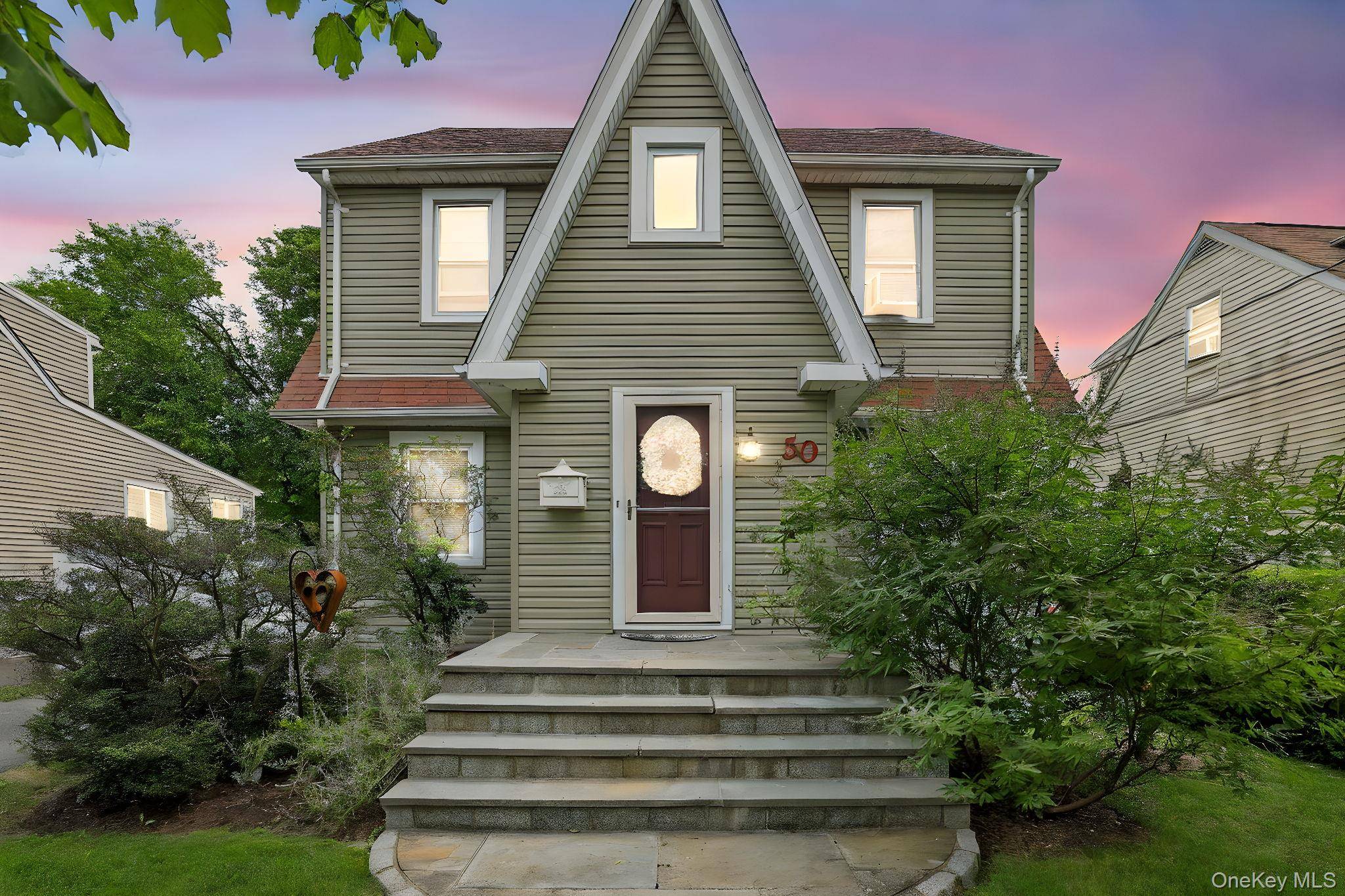 Charming Colonial in a Prime Commuter Hotspot !