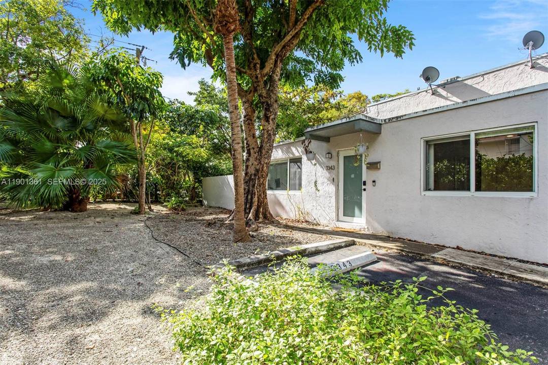 COCONUT GROVE UNIQUE AND RARE FIND.