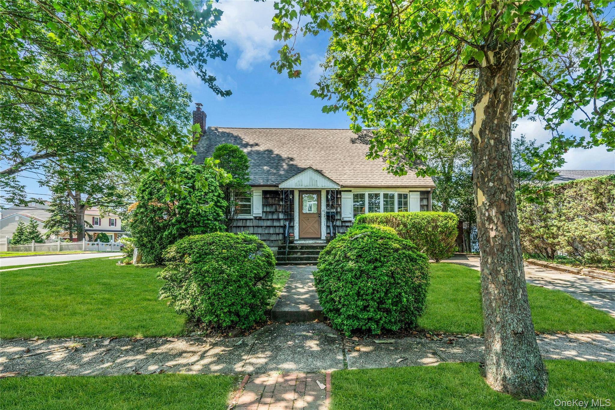 THIS HOME 0FFERS A UNIQUE OPPORTUNITY FOR BOTH HOMEOWNERS amp ; SAVVY INVESTORS ALIKE.
