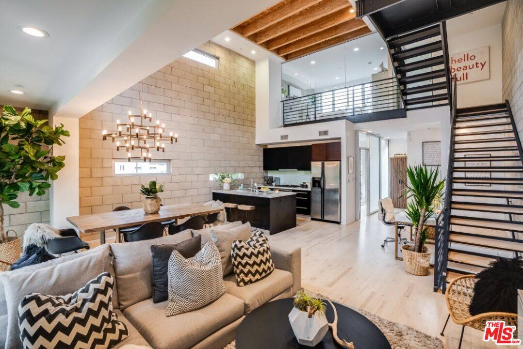 3450   Cahuenga Blvd 3BR Hollywood Hills East La