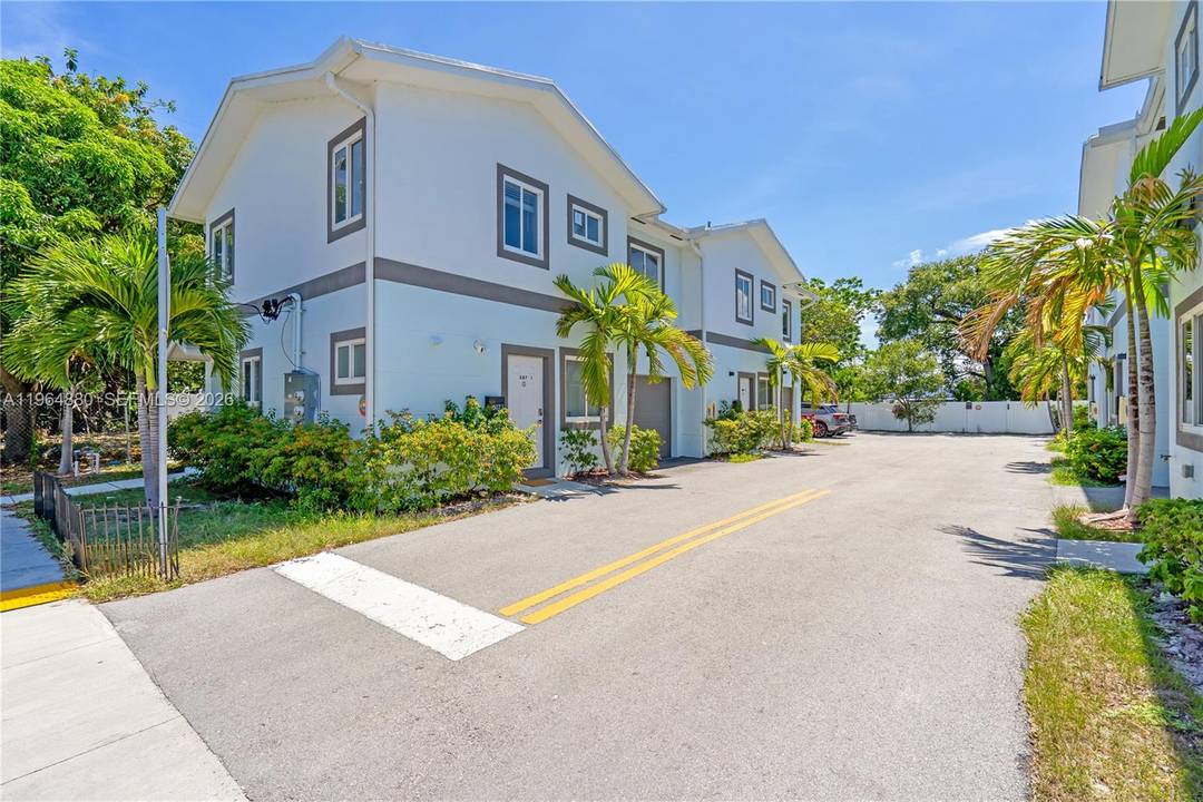 FULLY FUNCTIONING, TURNKEY, LICENSED SHORT TERM RENTAL 3 BED 2.