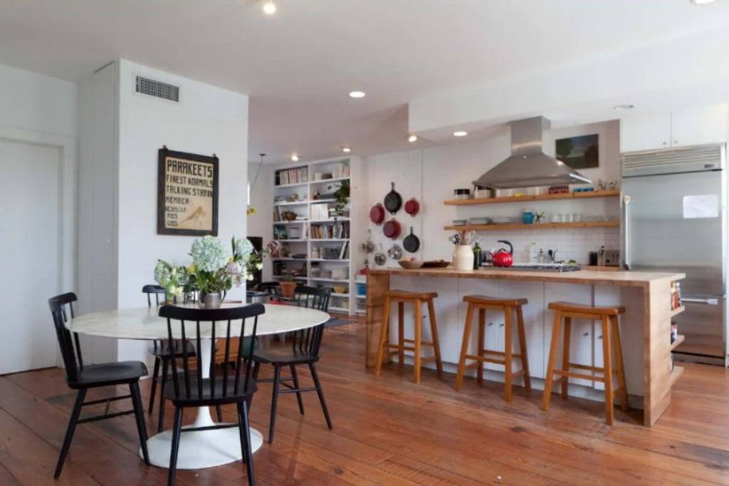 This super stylish three bedroom home in the Brooklyn neighbourhood of Red Hook is brimming with character.