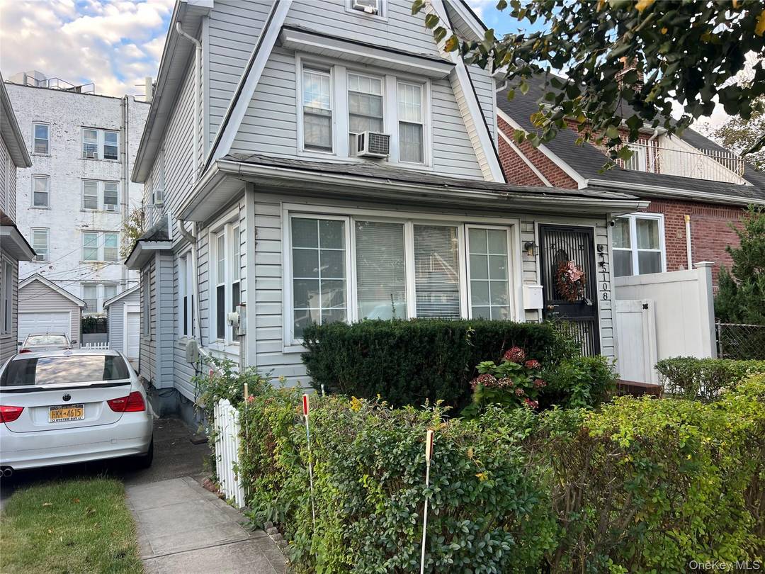 It is a beautiful detached one family colonial house in amazing north Flushing with 5 bedrooms and 3 full bathrooms and a loft attic.