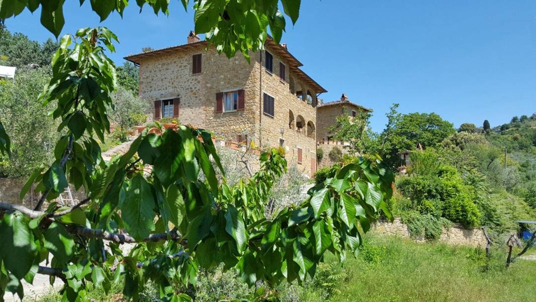 In hilly panoramic position close to the little ancient village of Monticchiello, near Trequanda, Siena we find this prestigious farmestate on sale.