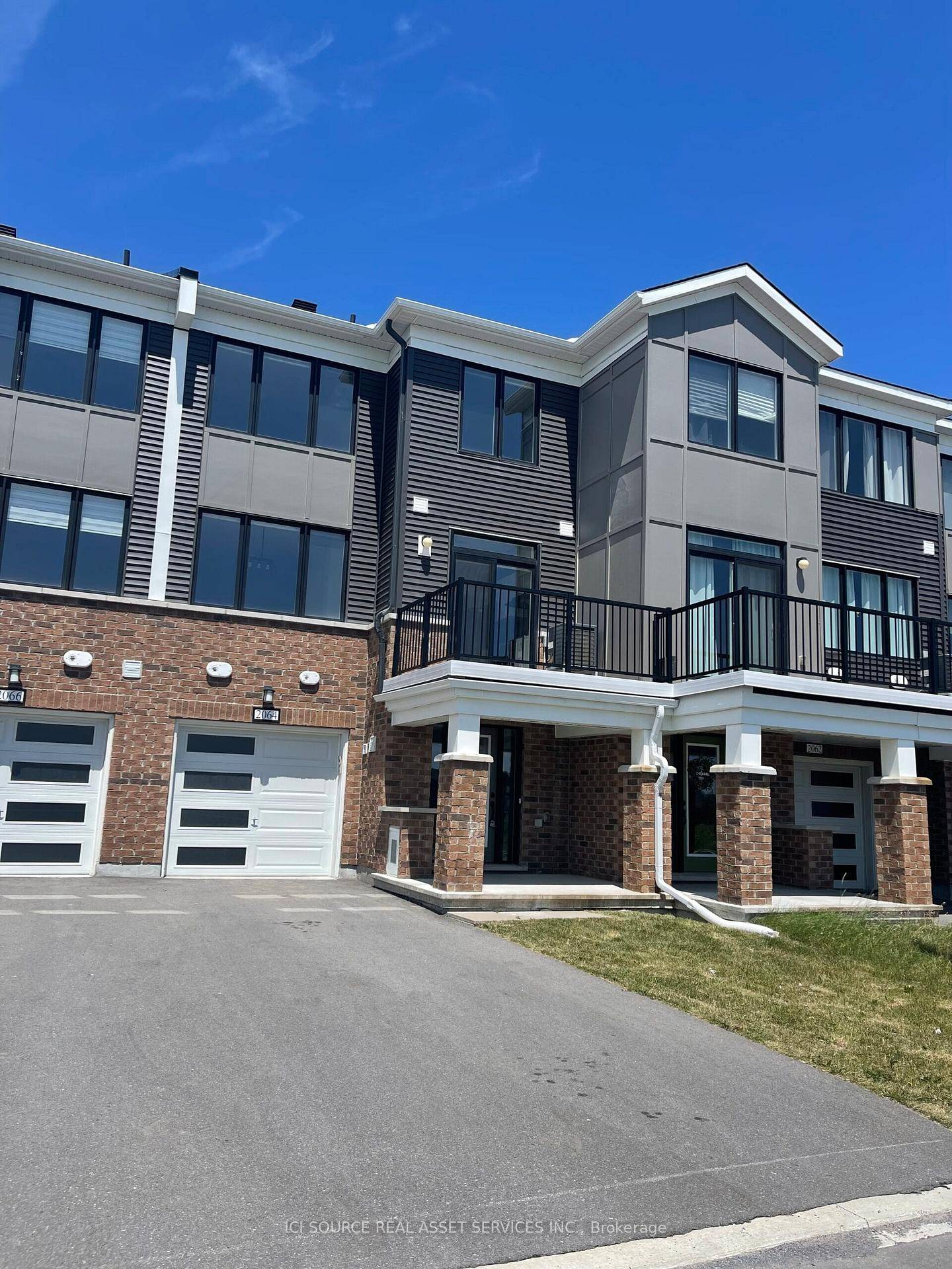 This modern 3 storey townhome features 2 spacious bedrooms, 1.
