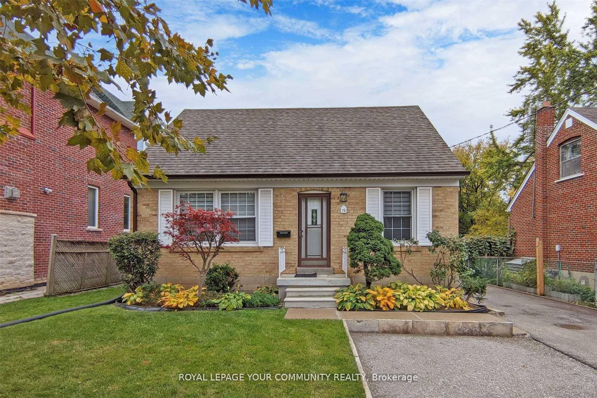 Location, Location ! Few Minutes From Yonge St !