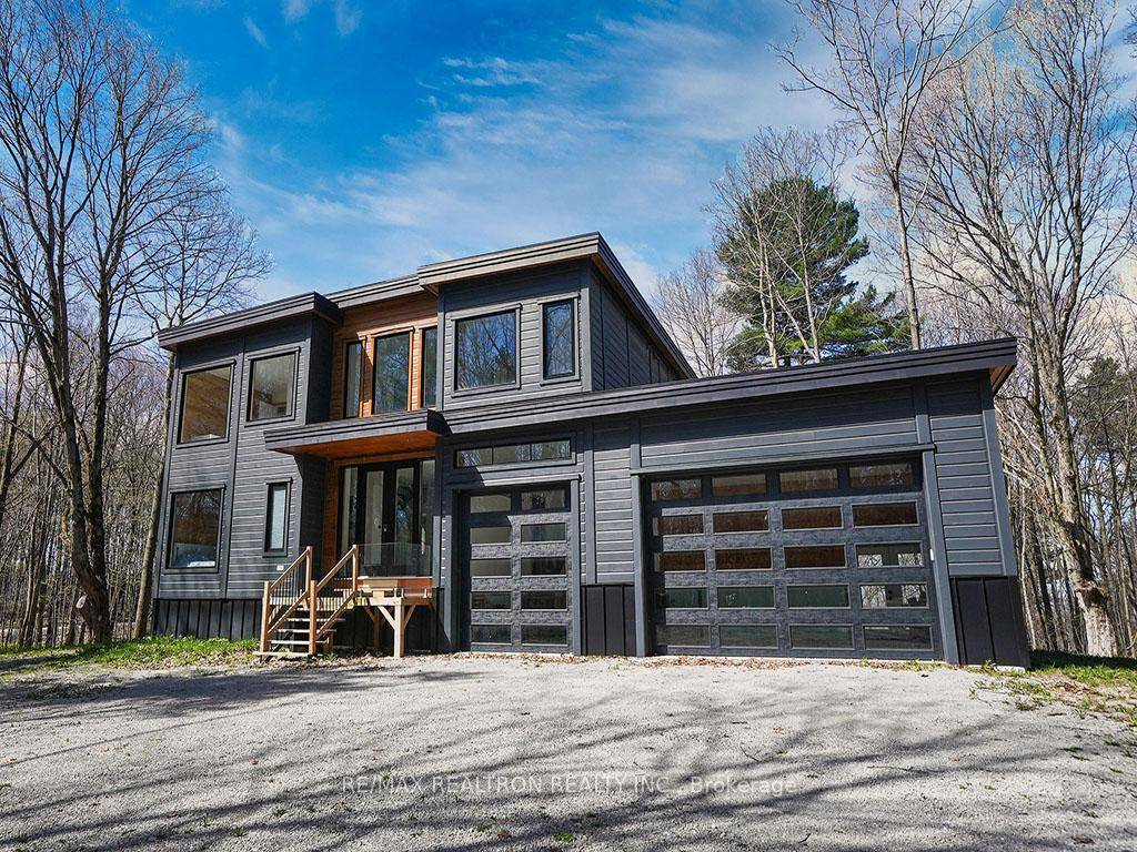 Wow ! Welcome to 3328 4 Line N Prestigious horseshoe valley opportunity !