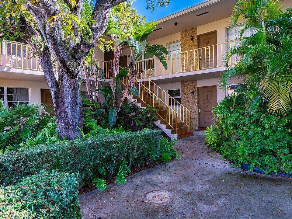 Live in the heart of Lake Worth Beach in this bright recently REMODELED 1 1 CORNER unit just 300 feet from LAKE AVE and 1 mile from the ocean !