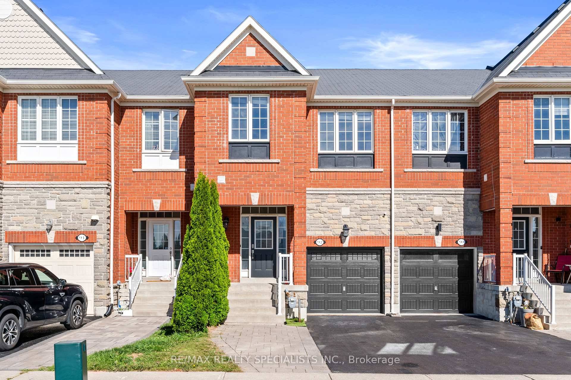 Welcome to your ideal freehold townhome !