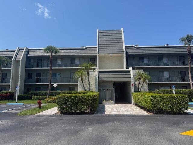 Experience Comfortable, Worry Free Living in This Beautiful 2Bed 2Bath 55 Condo !