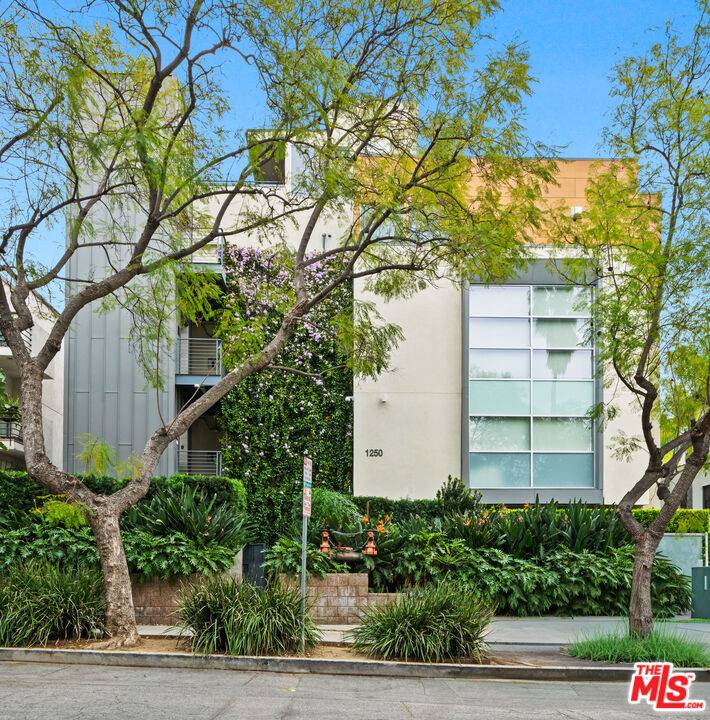 1250  N Harper Ave 1BR Hollywood Hills East La