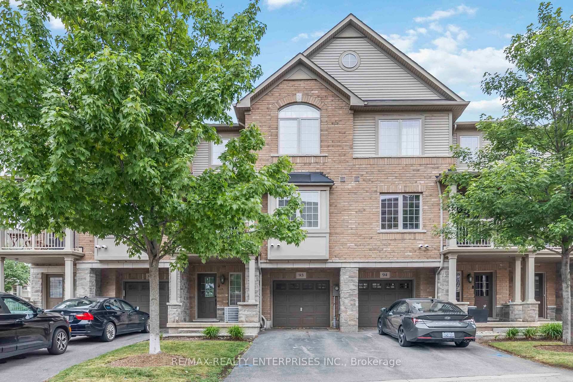 Discover your ideal home in this bright and beautiful 2 bedroom, 2 bathroom townhouse with an incredible layout.