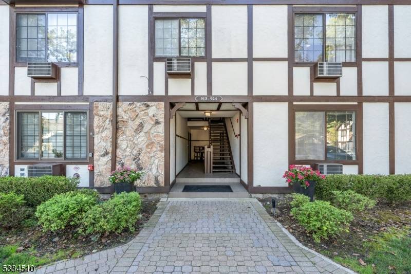 Beautifully updated and well maintained !