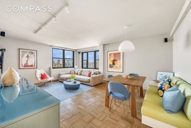 A rare opportunity to live in a large, fully renovated high floor one bed one bath large home in one of the most sought after buildings in the heart of ...